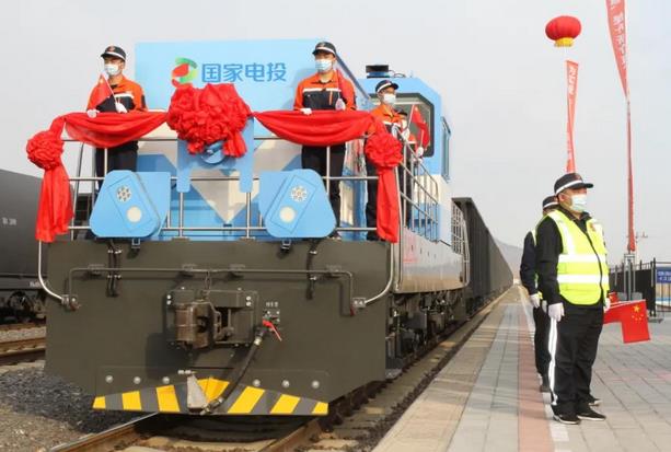 國家電投首臺氫燃料電池混合動力機(jī)車上線.jpg