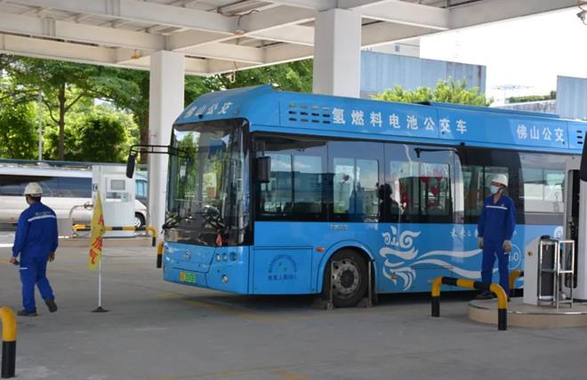 在南莊制氫加氫加氣一體化站，氫燃料電池公交車正在加氫